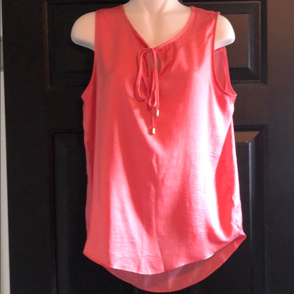 Harve Benard shirt sleeve top with tie front.